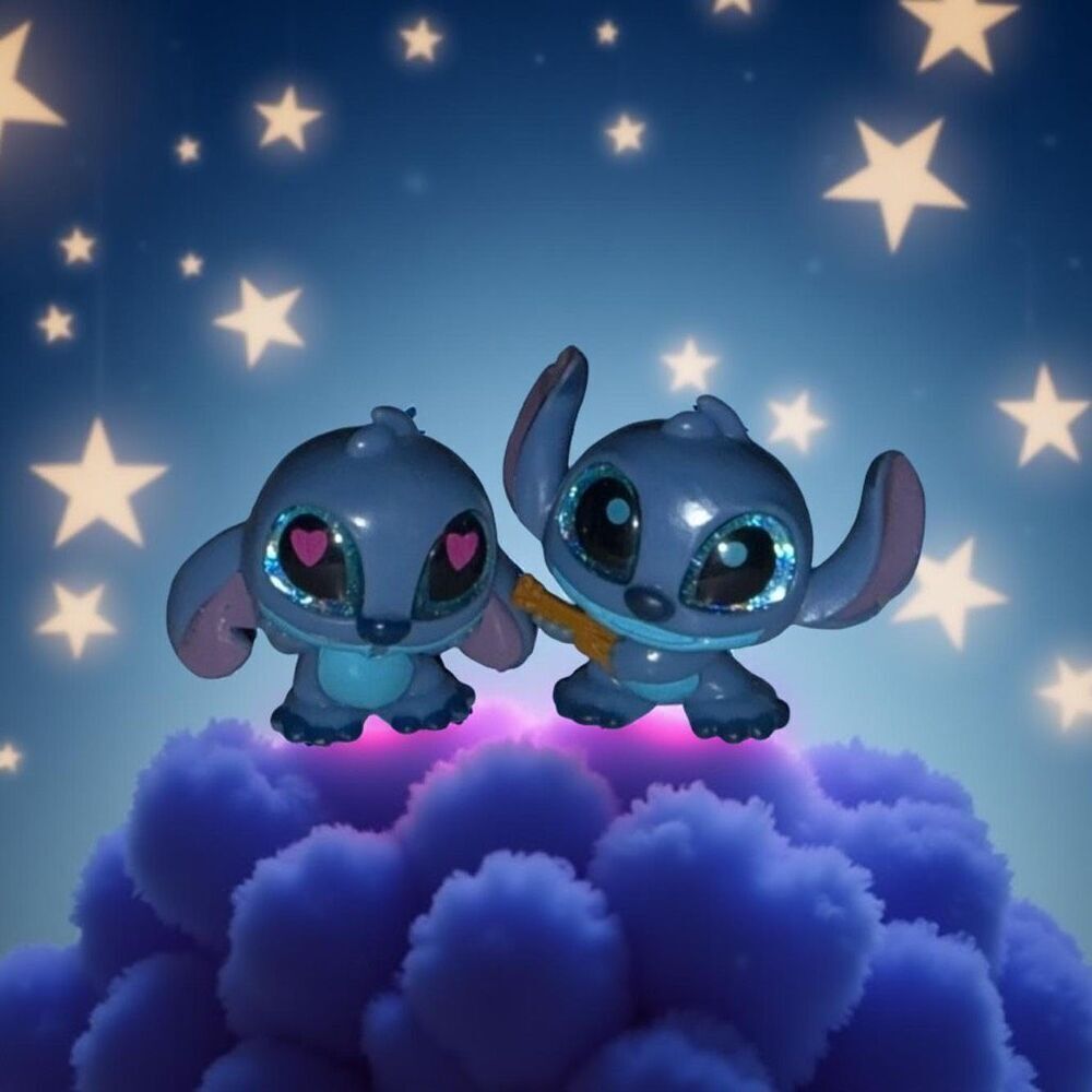 Disney Doorables Stitch Special Edition Love Struck Stitch & Ukulele Stitch A10